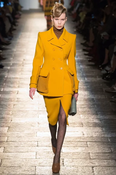 Look 10